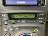 【オートエアコン】一度お好みの温度に設定すれば、車内の温度を検知し風量や温度を自動で調整。暑い&hellip;寒い&hellip;と何度もスイッチ操作をする必要はありません。快適な車内空間には必須の機能ですね♪