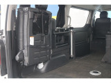 跳ね上げれば大型荷物も積み込み可能!