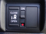 運転席からもスライドドアをボタン操作でスピーディーに開閉できます!またスマートキーでも操作できるので便利です。