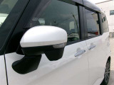 ターンランプ付きドアミラーはデザインだけでなく、他のドライバーや周囲の歩行者にもわかり易く視認性も十分な装備です。