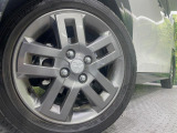 【純正15インチアルミホイール】外観にマッチした純正アルミホイールを装着しております。各種社外アルミホイールや、スタッドレスタイヤも取扱いしております。是非ご相談ください♪