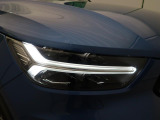 【LEDヘッドライト】明るく眩しいハイビームを先行車や対向車に照射しないオートハイビームを備えたLEDヘッドライト。北欧神話に登場するトールハンマーをモチーフにした、一目でボルボとわかるデザイン。