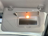 【運転席サンバイザー】鏡が付いているのでメイク直しなどにも便利★