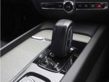 チャコールカラーのシフトノブ。スウェーデンならではのモダンな感覚にあふれるラグジュアリー感。そのスタイリッシュなエクステリアには、都市のライフスタイルに自然に溶け込むセンスが息づいています。
