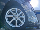 【純正アルミホイール】外観にマッチした純正アルミホイールを装着しております。各種社外アルミホイールや、スタッドレスタイヤも取扱いしております。是非ご相談ください♪