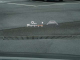 カラーヘッドアップディスプレイ付き。少ない視線移動で情報を確認できるので、運転の疲労軽減に繋がりますよ♪