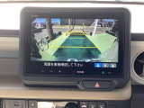 後退時に車両の後ろ側をモニター画面に表示します。車庫入れなどでバックする際に後方確認ができて便利です。車庫入れが苦手な人もこれで安心。
