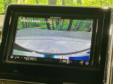 【バックカメラ】駐車時に後方がリアルタイム映像で確認できます。大型商業施設や立体駐車場での駐車時や、夜間のバック時に大活躍!運転スキルに関わらず、今や必須となった装備のひとつです!