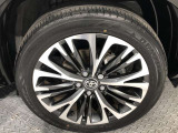 【純正アルミホイール】です!車両デザインに合わせてホイールをデザインしているため、見た目にもカッコイイアルミホイール♪洗車もラクチンで錆びません。