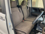 運転席まわりには十分なスペースがあり、大柄な方でもゆったり運転していただける環境です。