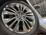 【純正19インチアルミホイール】外観にマッチした純正アルミホイールを装着しております。各種社外アルミホイールや、スタッドレスタイヤも取扱いしております。是非ご相談ください♪