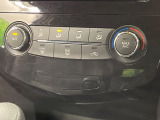 【オートエアコン】一度お好みの温度に設定すれば、車内の温度を検知し風量や温度を自動で調整。暑い&hellip;寒い&hellip;と何度もスイッチ操作をする必要はありません。快適な車内空間には必須の機能ですね♪