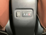 アームレスト後ろにはUSBソケットを装備!後席でも携帯を充電することができます!