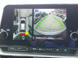 【アラウンドビューモニター】空から見下ろすような視点で、スムースな駐車と安全確認をサポートします。