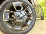 【純正アルミホイール】外観にマッチした純正アルミホイールを装着しております。各種社外アルミホイールや、スタッドレスタイヤも取扱いしております。是非ご相談ください♪