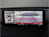 【360&deg;ビュー・モニター】専用カメラにより上から見下ろしたような視点で360度クルマの周囲を確認することができます。駐車が苦手な方でも縦列駐車や幅寄せ時に活躍してくれます。