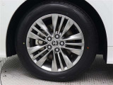純正アルミホイールは精度が高く、走行の安定性が優れています。タイヤサイズ225/60R18