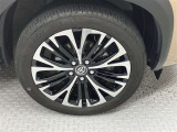 外観にマッチした純正アルミホイール装着しています。各種社外アルミホイールやスタッドレスタイヤも取扱いしております。是非ご相談ください♪