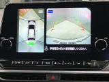【アラウンドビューモニター】車を上から見下ろしているかのような映像で周囲の状況がひと目で確認、狭い駐車場に駐車するときも安心です♪
