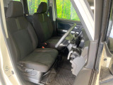 運転席まわりには十分なスペースがあり、大柄な方でもゆったり運転していただける環境です。