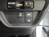 パワーテールゲートの開閉、横滑りを防ぐVSA等のスイッチ類は運転席の右側、手の届きやすい位置にあります。