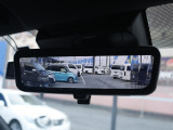 メーカーオプションのデジタルインナーミラーでいつでも後方確認可能です!