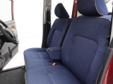 厚みがあって、座り心地のいいソファのようなシート。運転席も助手席もリラックスしてゆったりと座れます。