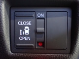 運転席からもスライドドアをボタン操作でスピーディーに開閉できます!またスマートキーでも操作できるので便利です。