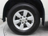純正アルミホイールは精度が高く、走行の安定性が優れています。タイヤサイズ265/65R17