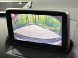 【バックカメラ】駐車時に後方がリアルタイム映像で確認できます。大型商業施設や立体駐車場での駐車時や、夜間のバック時に大活躍!運転スキルに関わらず、今や必須となった装備のひとつです!