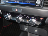 エアコンはオートエアコンでお好みの温度調整が出来、オールシーズン快適にドライブできます!さらに、運転席&助手席シートヒーターが付いてます。3段階に温度設定が可能です。