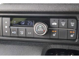 フルオートエアコンが装備されています!お好みの温度設定をするだけでエアコンの風量やモードの切り替えを自動でコントロールしてくれます!ユーザーの操作が少なく燃費走行にもつながります!