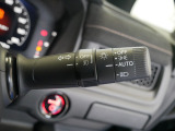 【オートライト】車外の明るさに応じて、自動的にライトの点灯・消灯をしてくれます。トンネルが続くような道でも、スイッチを操作する必要がありません。消し忘れの心配もありません。