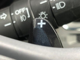 【パドルシフト】ハンドルから手を離さずに素早くシフトアップ&ダウンができるので、エンジンブレーキを使う下り坂や高速道路の合流で加速したい場面で役立ちます。