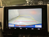 車庫入れなど後進運転時に死角をモニターで確認ができて安全です♪ ステアリング操作の参考になるガイド線も表示しますので車庫入れがニガテな方も安心ですネ!