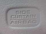 サイドカーテンエアバックシステムは、側面衝突時に大人から子供までさまざまな体格の乗員の頭部や頚部を広範囲で保護。特にセンターピラーへの頭部衝突を防ぐ展開性能を実現しています。
