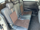 後部座席も気になるようなキズ・汚れやへたり等、大きなダメージはなく、良好な状態です。