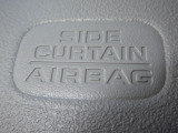 サイドカーテンエアバックシステムは、側面衝突時に大人から子供までさまざまな体格の乗員の頭部や頚部を広範囲で保護。特にセンターピラーへの頭部衝突を防ぐ展開性能を実現しています。