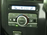 オートエアコンを装備しておりますので、四季を通じて車内を快適な温度に保つことが出来ます!高級感が有りますね!