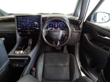 ウッド調と革巻きステアリングで快適な操作性の運転席です。