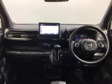 使いやすいレイアウトのダッシュボード周辺です。オートエアコンや小物入れなど嬉しい装備が満載です。