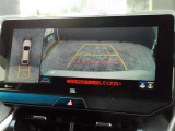 パノラミックビューモニター付きです。車両を上から見たような映像をディスプレイオーディオ画面に表示。運転席からの目視だけでは見にくい、車両周辺の状況をリアルタイムでしっかり確認できます。