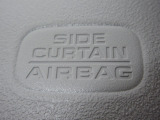 サイドカーテンエアバックシステムは、側面衝突時に大人から子供までさまざまな体格の乗員の頭部や頚部を広範囲で保護。特にセンターピラーへの頭部衝突を防ぐ展開性能を実現しています。