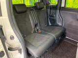 後部座席も気になるようなキズ・汚れやへたり等、大きなダメージはなく、良好な状態です。