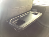 運転席の背面にテーブルがあるので便利ですね!