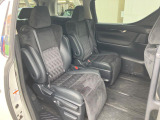 後部座席も気になるようなキズ・汚れやへたり等、大きなダメージはなく、良好な状態です。