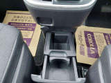 スッキリ使い易い大容量グローブボックス、カップホルダー、小物ポケット等々、豊富な収納ポケットが装備されてます