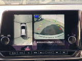 アラウンドビューモニターは4方のカメラで真上から車を見たようにモニターで確認ができる日産の自慢の装備です。是非実際の車で体感してみてください。
