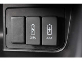 2.5AのUSB(充電)が付いており、車内でもしっかりとスマートフォン等の機器へ充電可能です♪