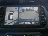 アラウンドビューモニターも装備しております。ご覧のように車体を真上か見たような映像なので、車庫入れの苦手なお客様ももうご心配いりません。